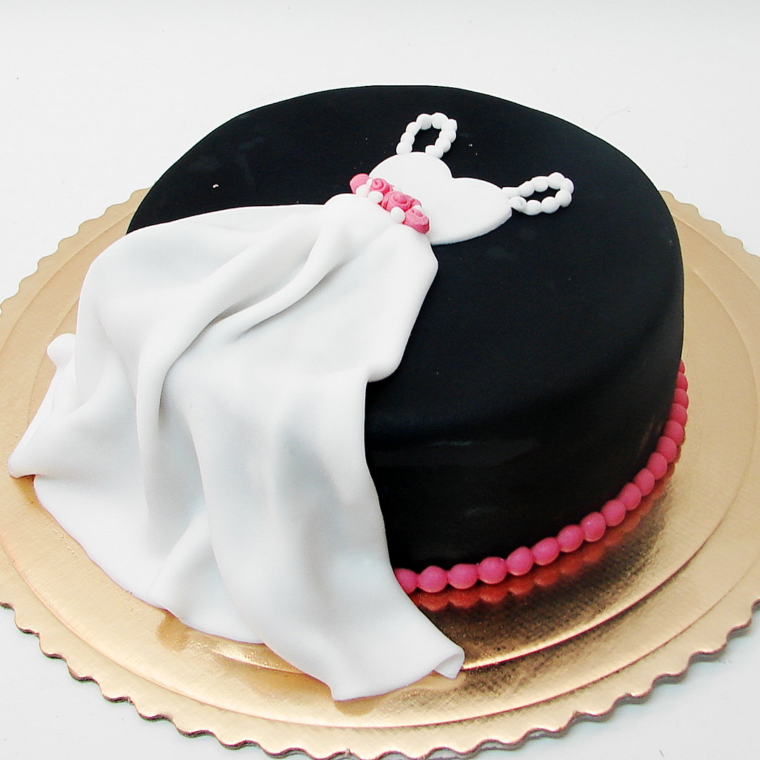 tort z białą suknią